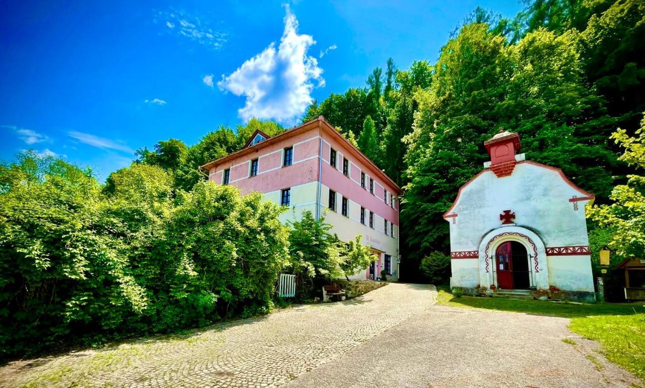 Haraburdi Recyclart Hotel Kostelec nad Orlicí Exterior foto