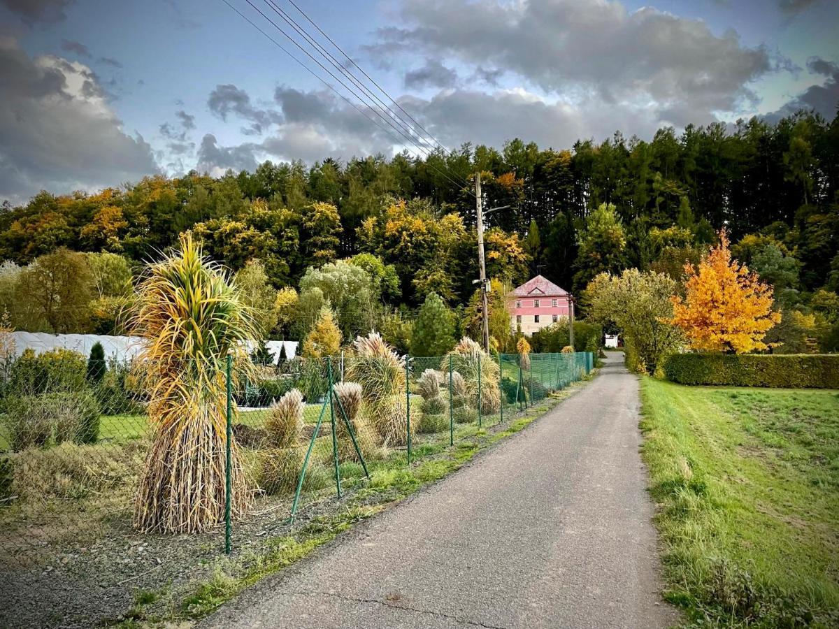 Haraburdi Recyclart Hotel Kostelec nad Orlicí Exterior foto